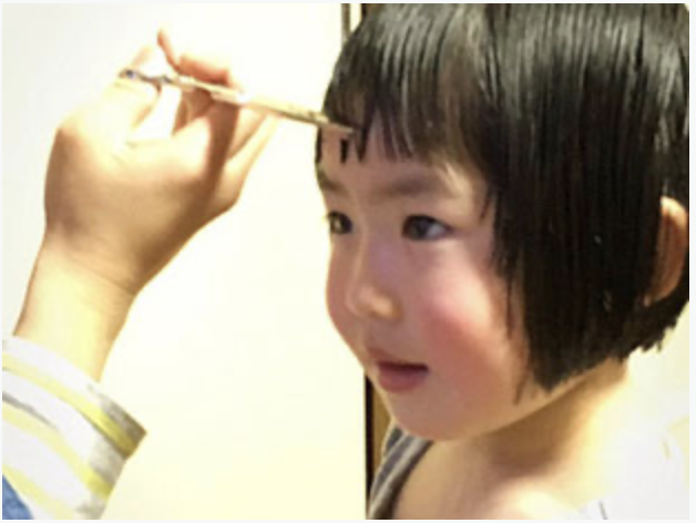 お子様のヘアカット風景